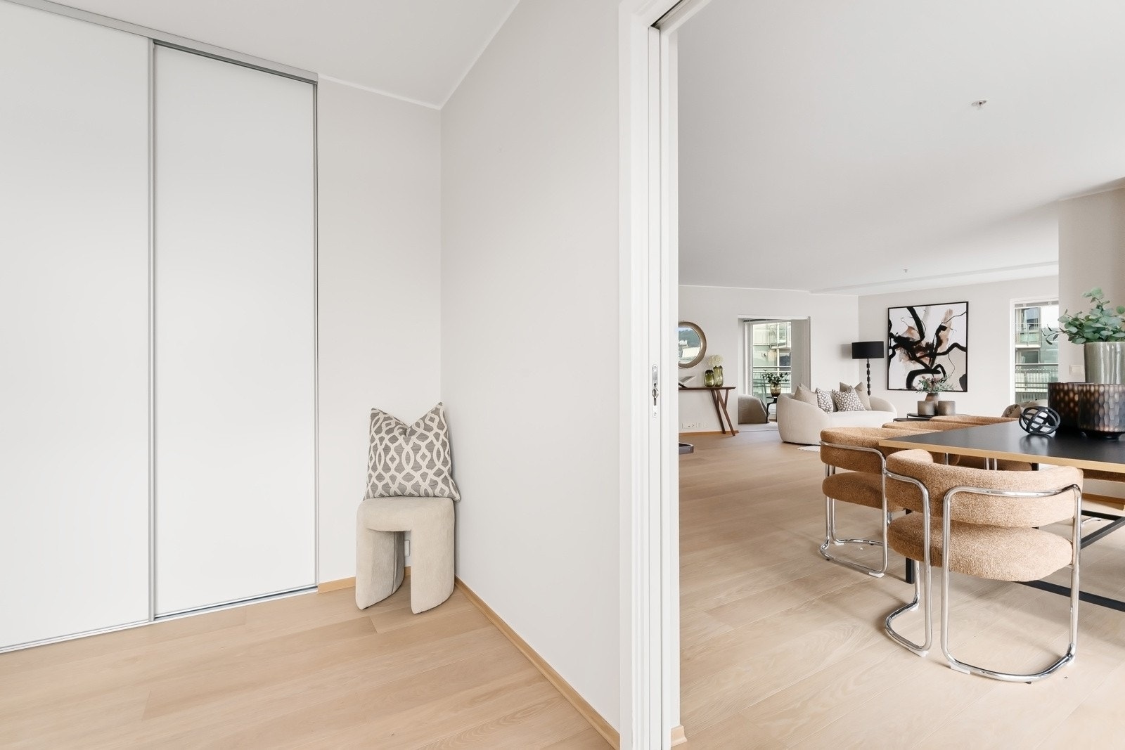Dette rommet ligger med adkomst fra spisestuen og har god skapplass i tilpasset garderobe. Galleribilde