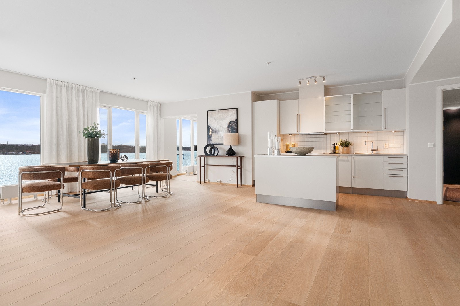 Kjøkkenet fra HTH er holdt i et minimalistisk, moderne design og ligger inntrukket i en nisje slik at det visuelt harmonerer med overflatene. Galleribilde