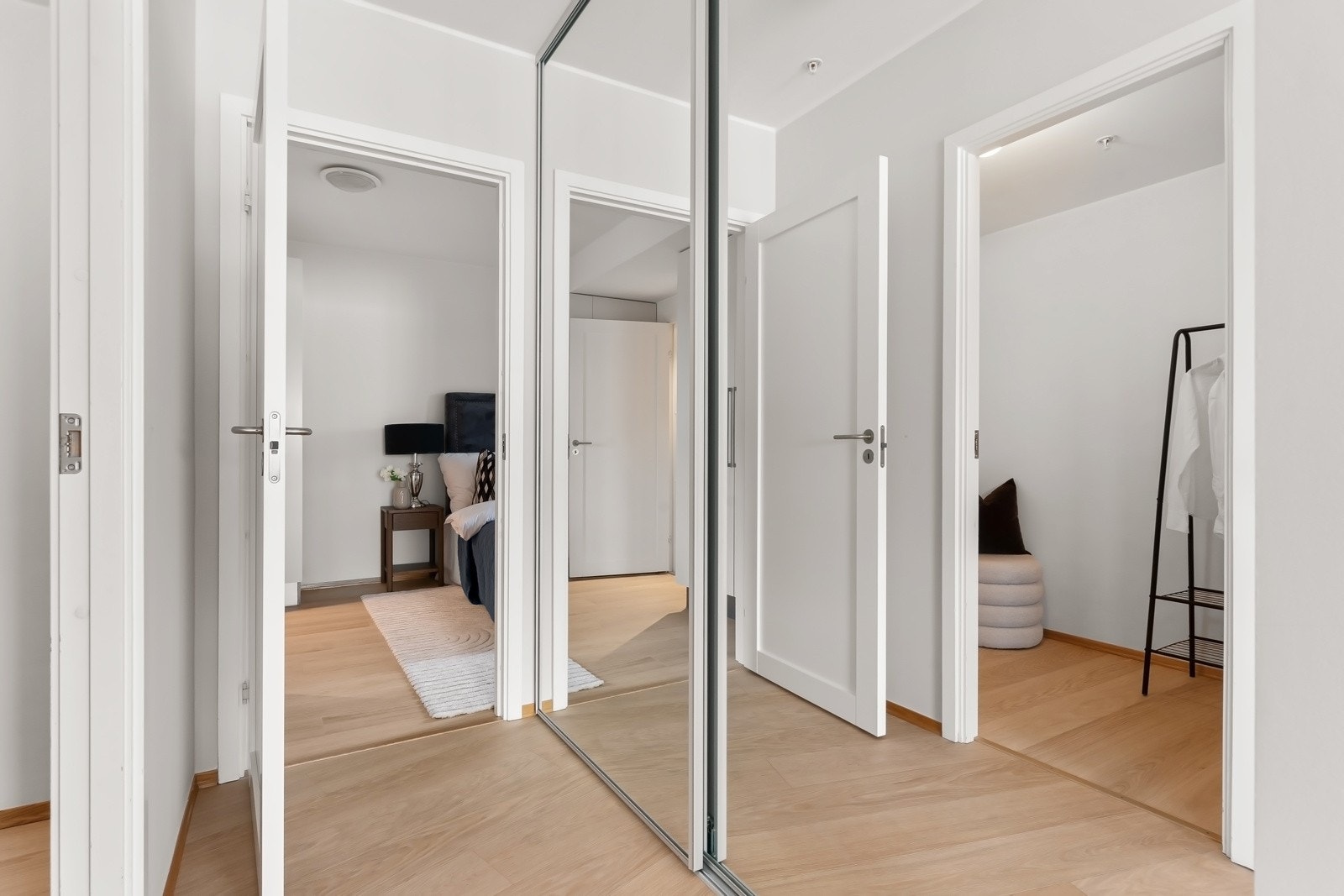 Mellomgangen med adkomst til soverommet; rikelig med lagringsplass i stor skyvedørsgarderobe. Herfra er det også adkomst til en innvendig bod. Galleribilde