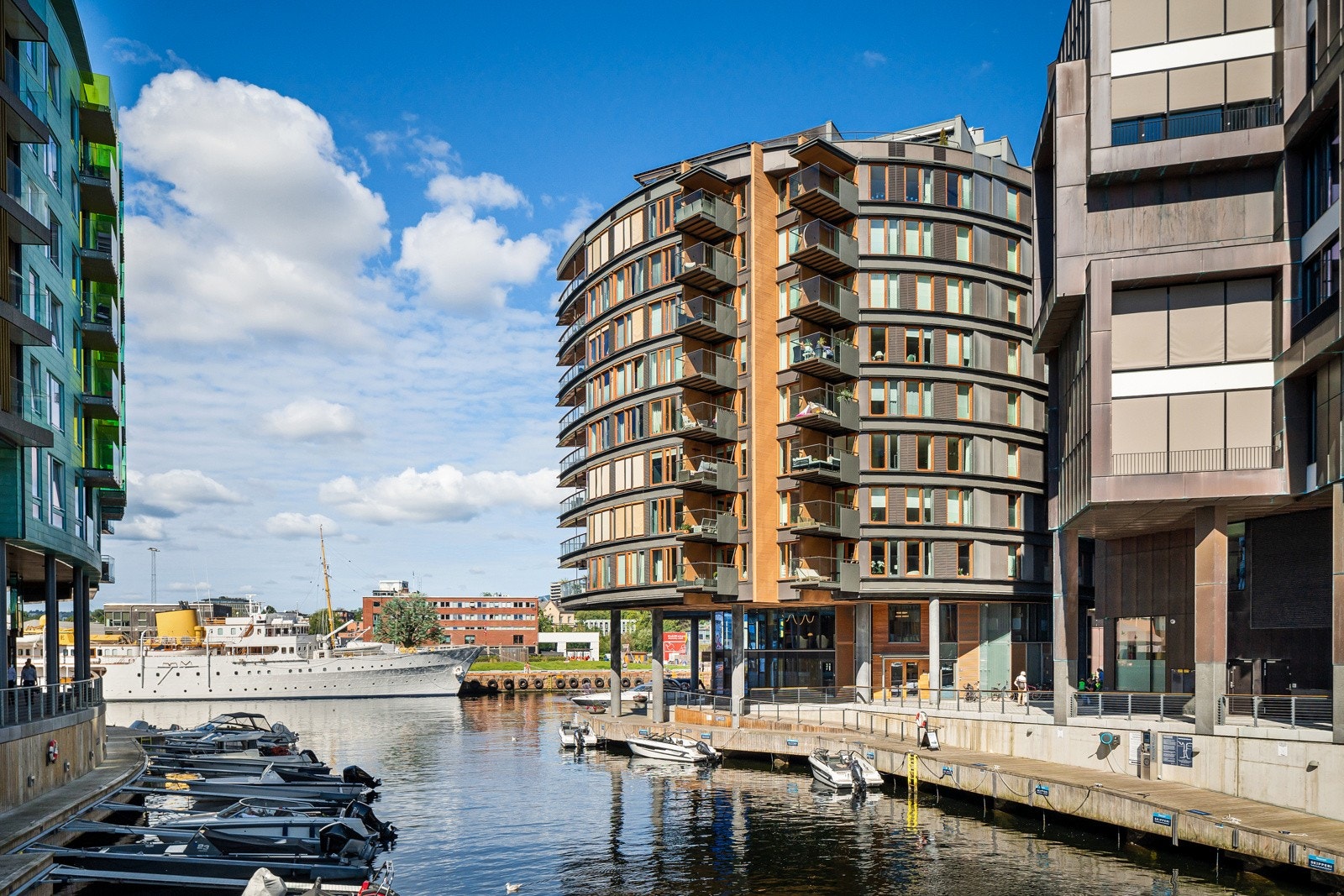 Det ligger en rekke anerkjente spisesteder i nærheten. Hanami, Tjuvholmen Sjømagasin, Bølgen og Moi og Food-Bar på The Thief Hotel i nærområdet, for å nevne noe. Galleribilde