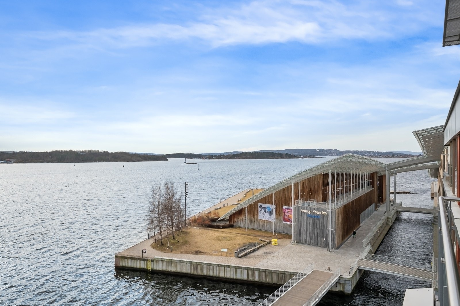 Som nærmeste nabo på sydvestsiden ligger Astrup Fernley Museet på Skjæret med adkomst via gangbro. Galleribilde