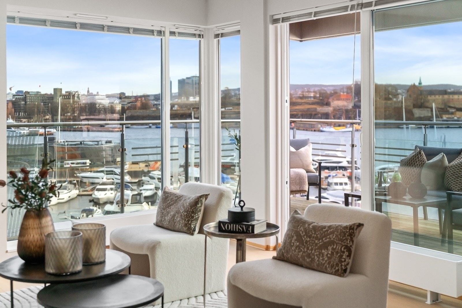 Hjørnebalkongen på 19 m², vender mot sjøen i sydøst og inn mot et felles tun i nordøst. Galleribilde