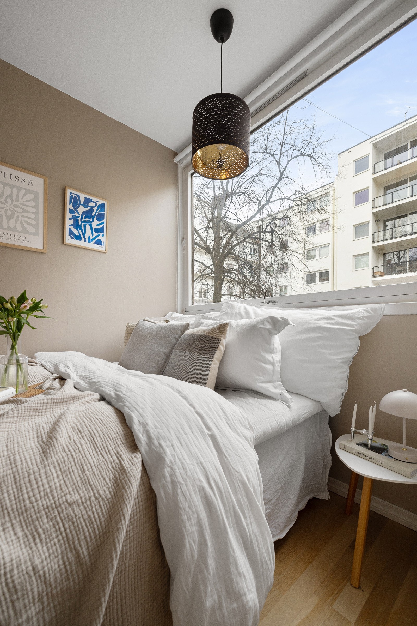 Leiligheten ligger i en enveiskjørt gate. Galleribilde