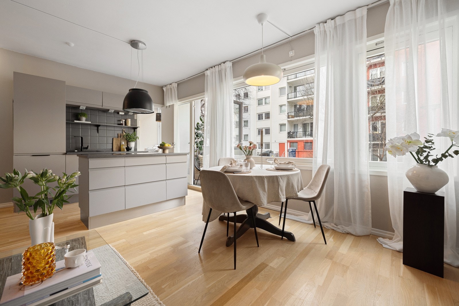 Hele leiligheten vender mot vest som gir flotte sol- og lysforhold. Galleribilde