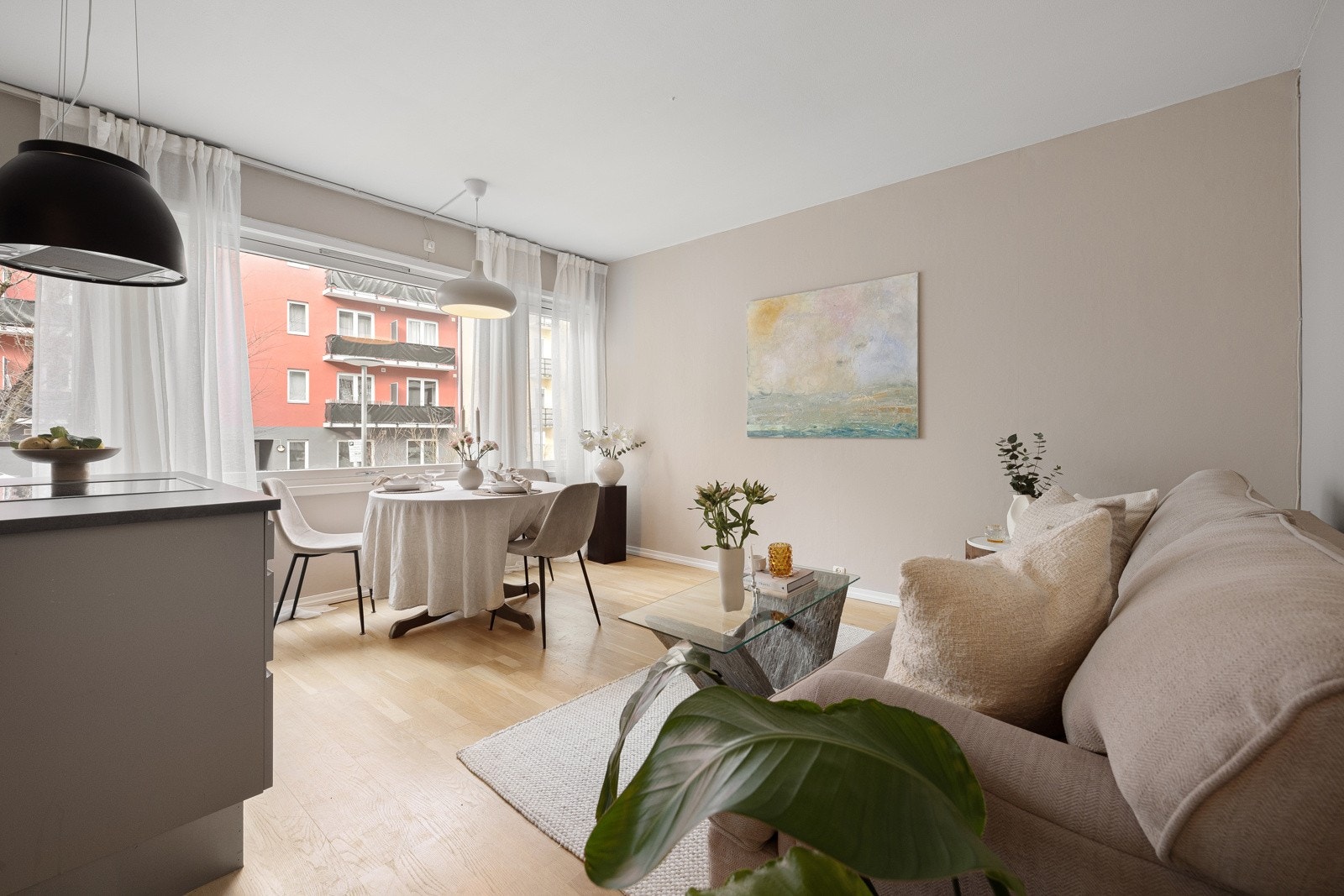 Den generøse takhøyden og de store vindusflatene gjør at leiligheten oppleves lys og luftig. Galleribilde