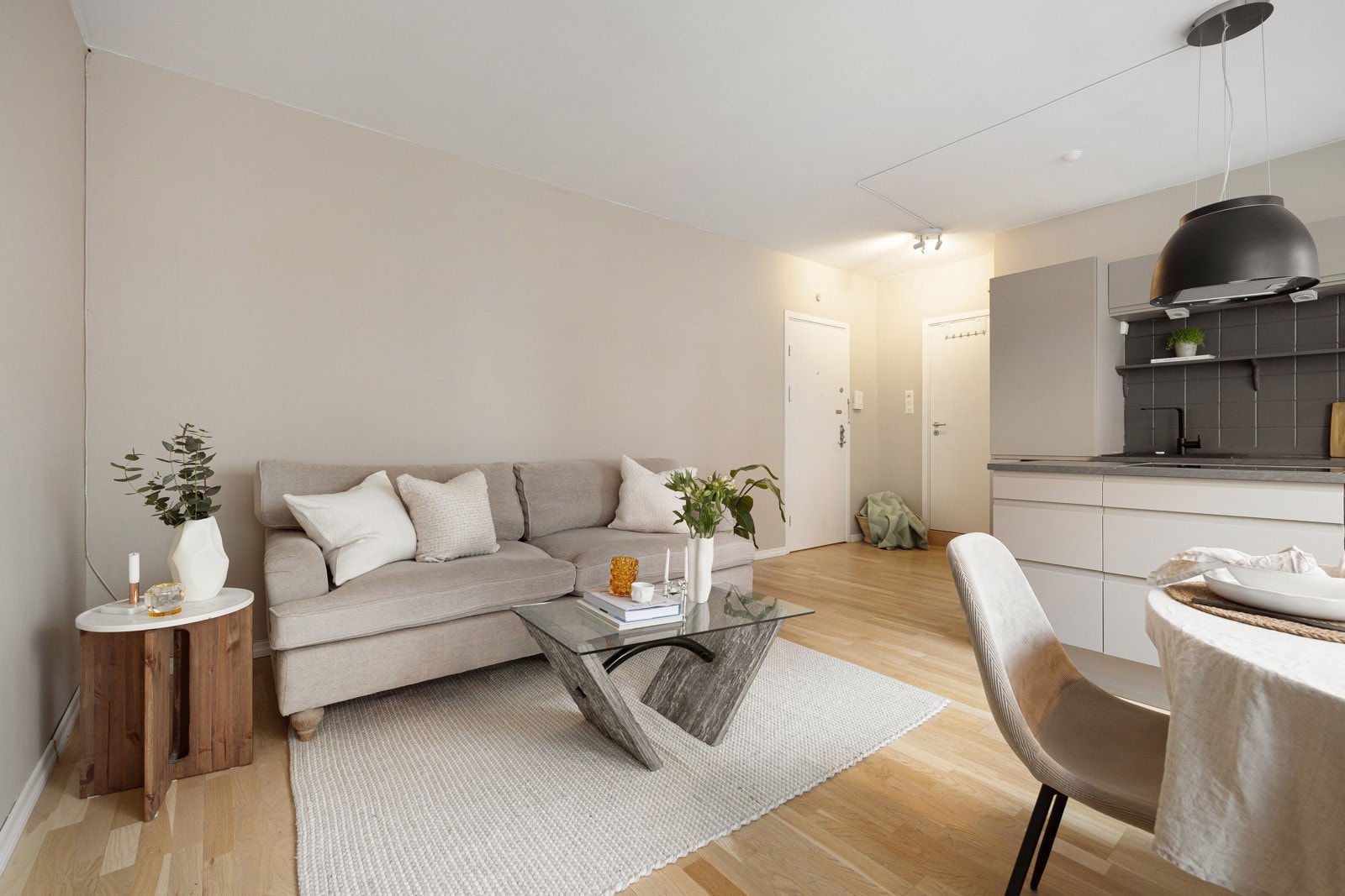 Kjøkkenet ligger i åpen og sosial løsning mot stue og spisestue. Galleribilde