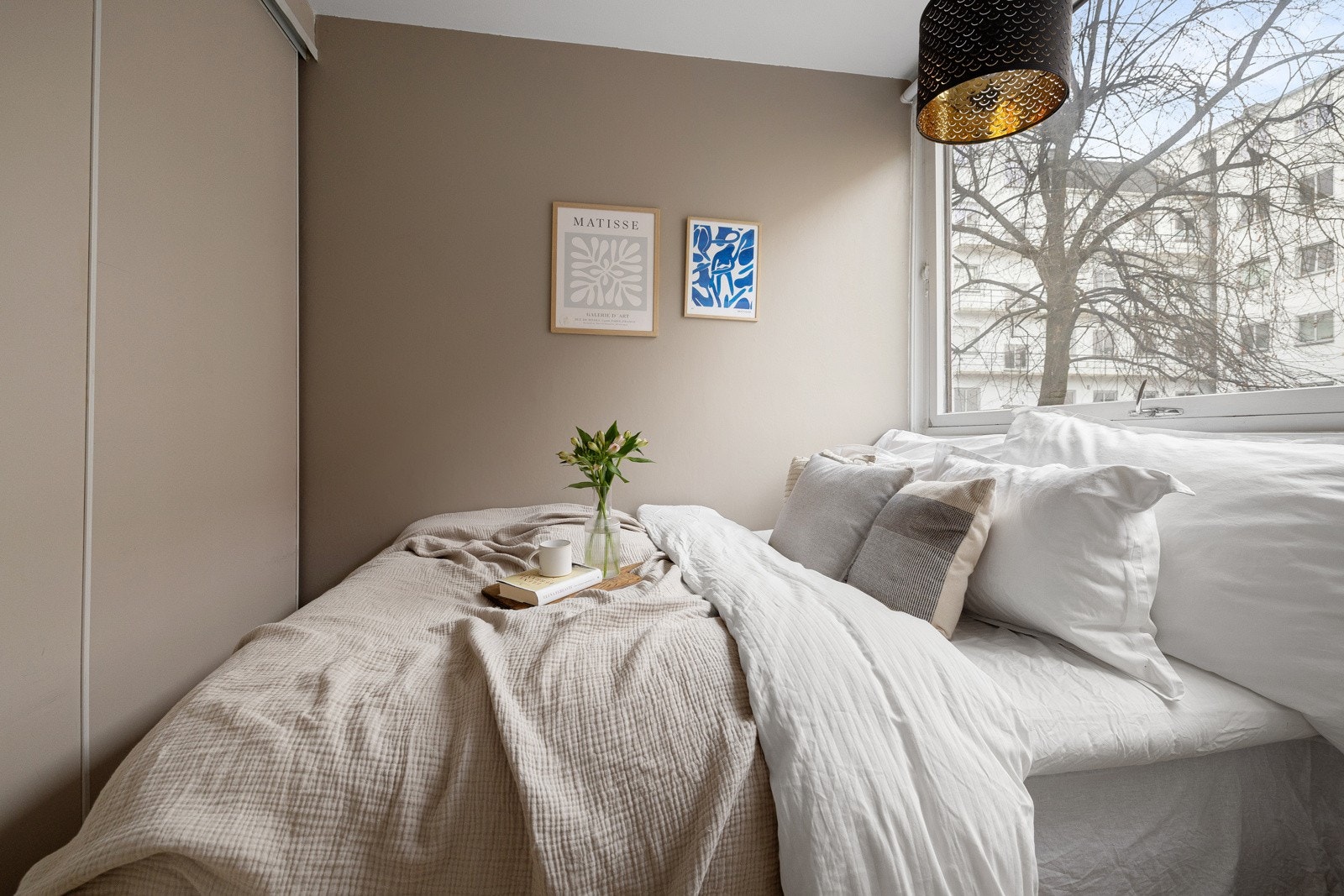 Soverom med garderobeskap som medfølger. Galleribilde