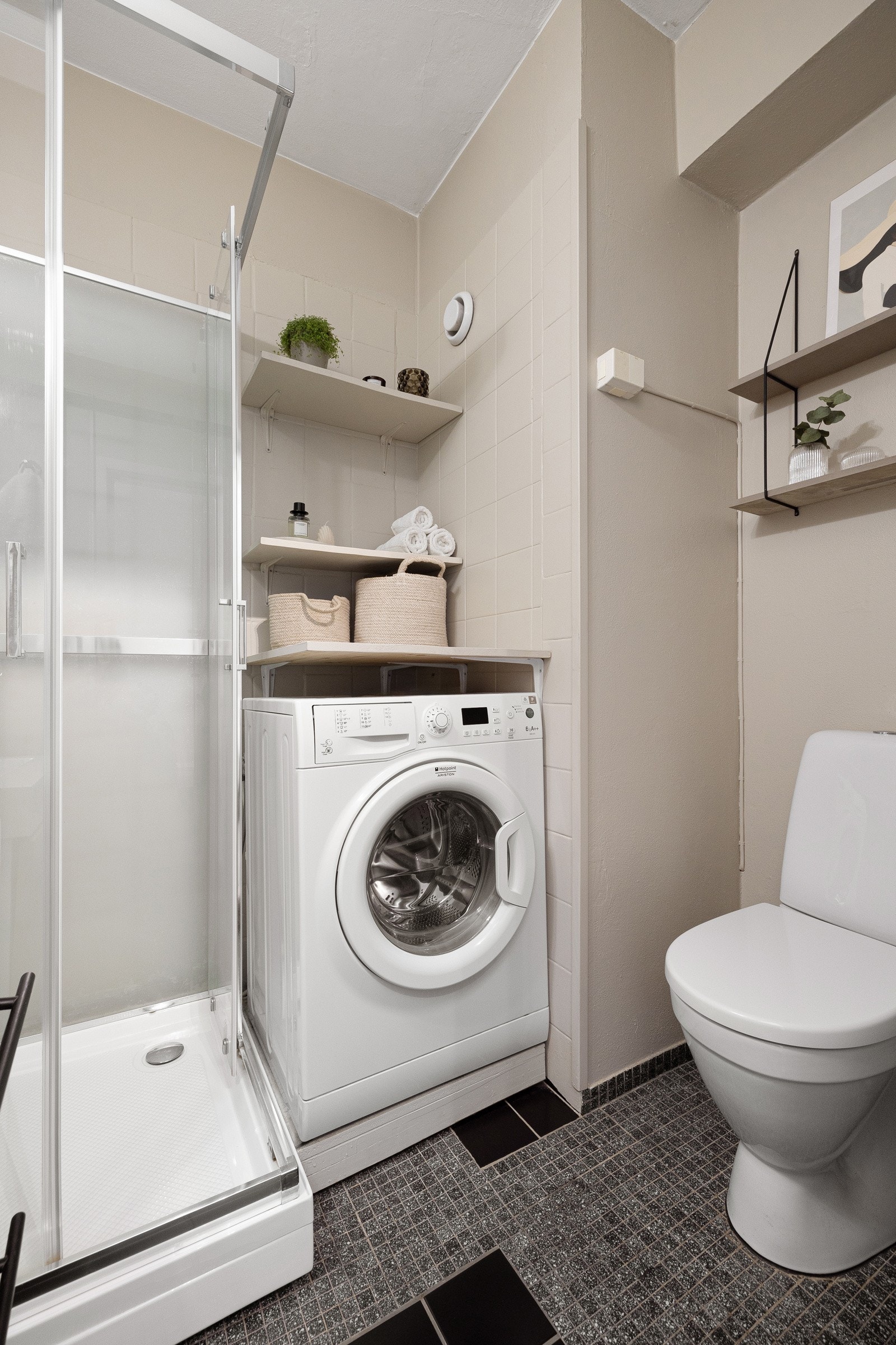 Baderom med varmekabler i gulv. Baderommet er oppgradert i 2024 med nytt dusjkabinett og wc. Galleribilde