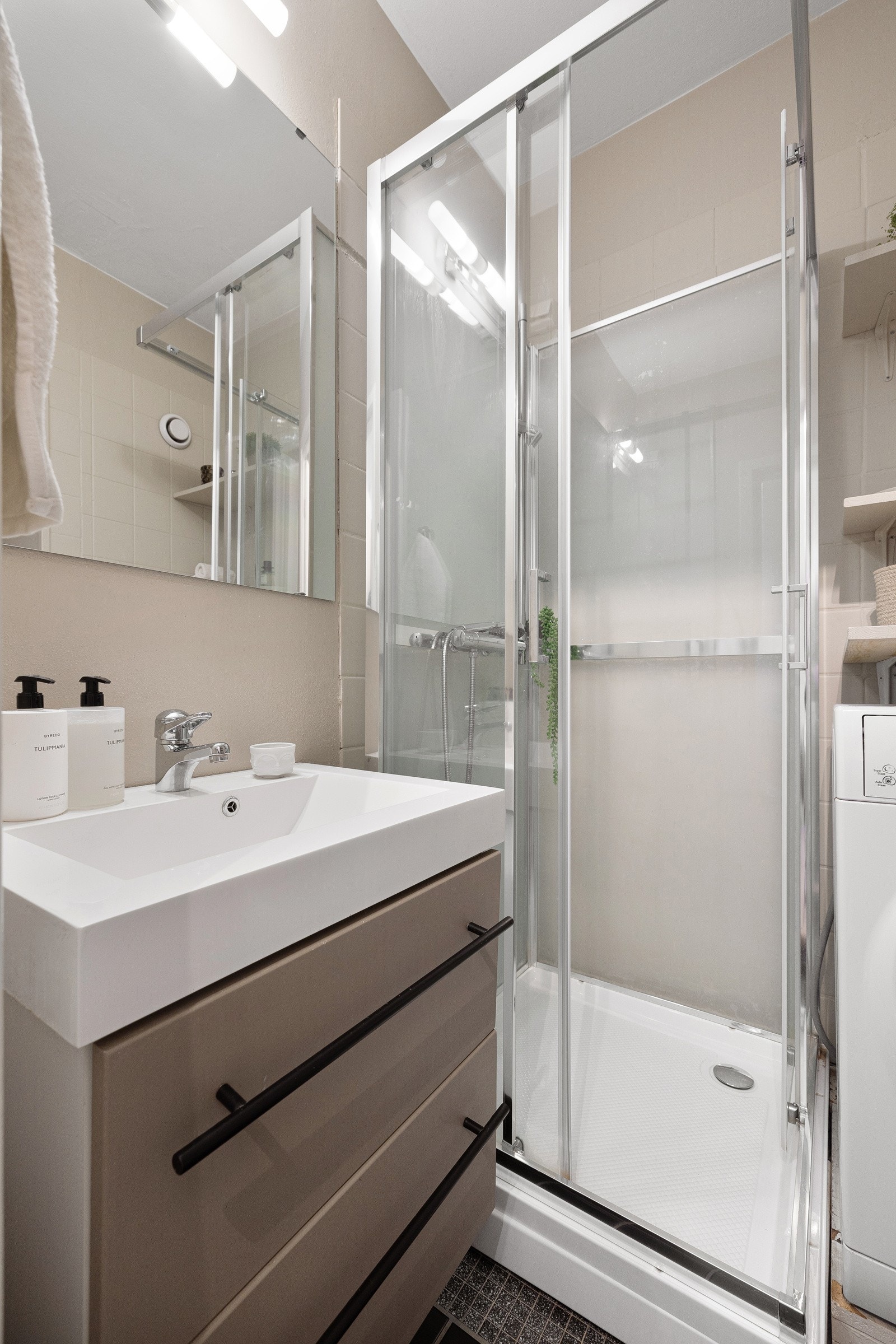 Delikat baderomsinnredning som matcher med fargevalg på kjøkken. Galleribilde