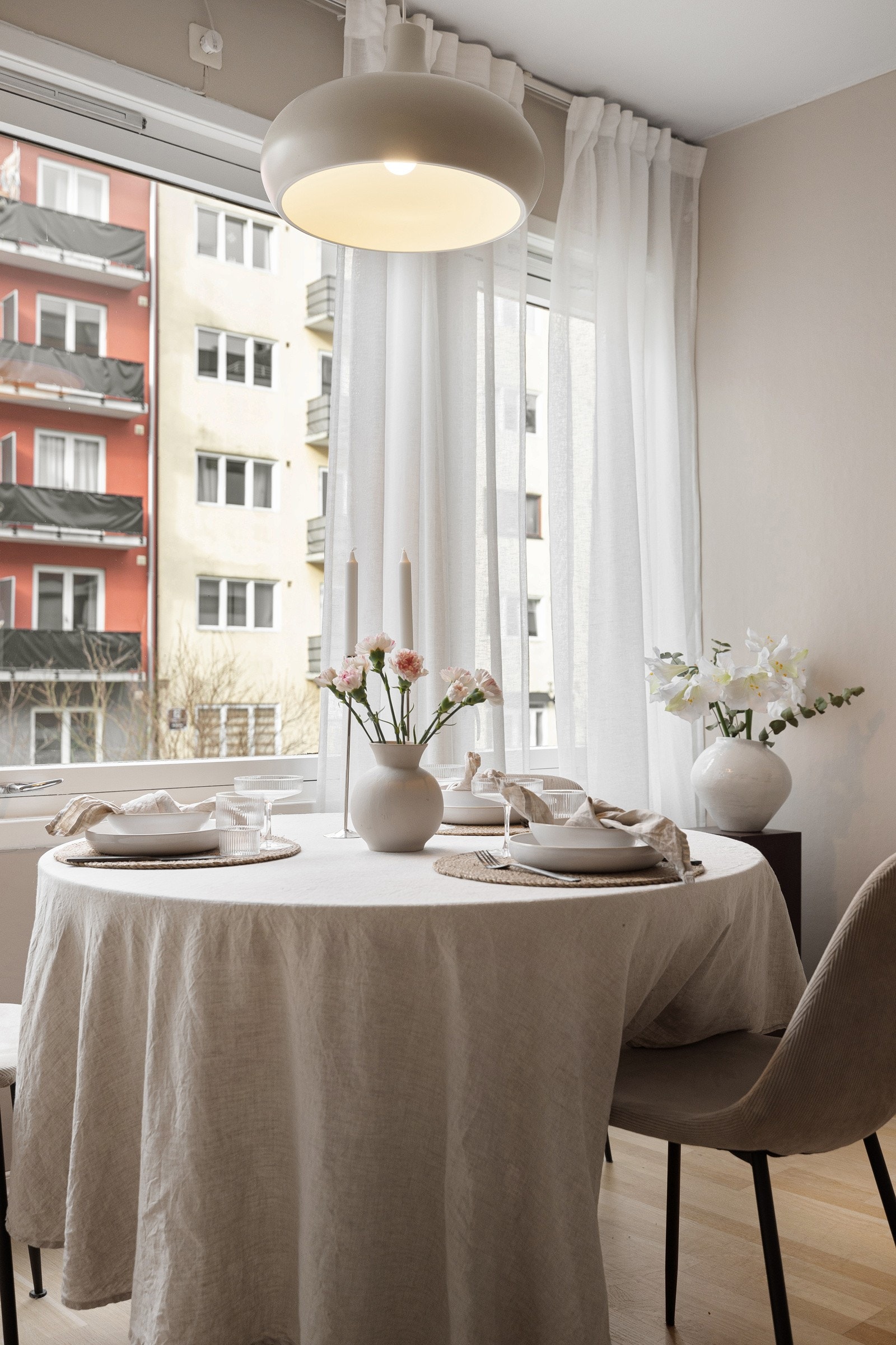 God planløsning med plass til både spisestue og sofagruppe. Galleribilde