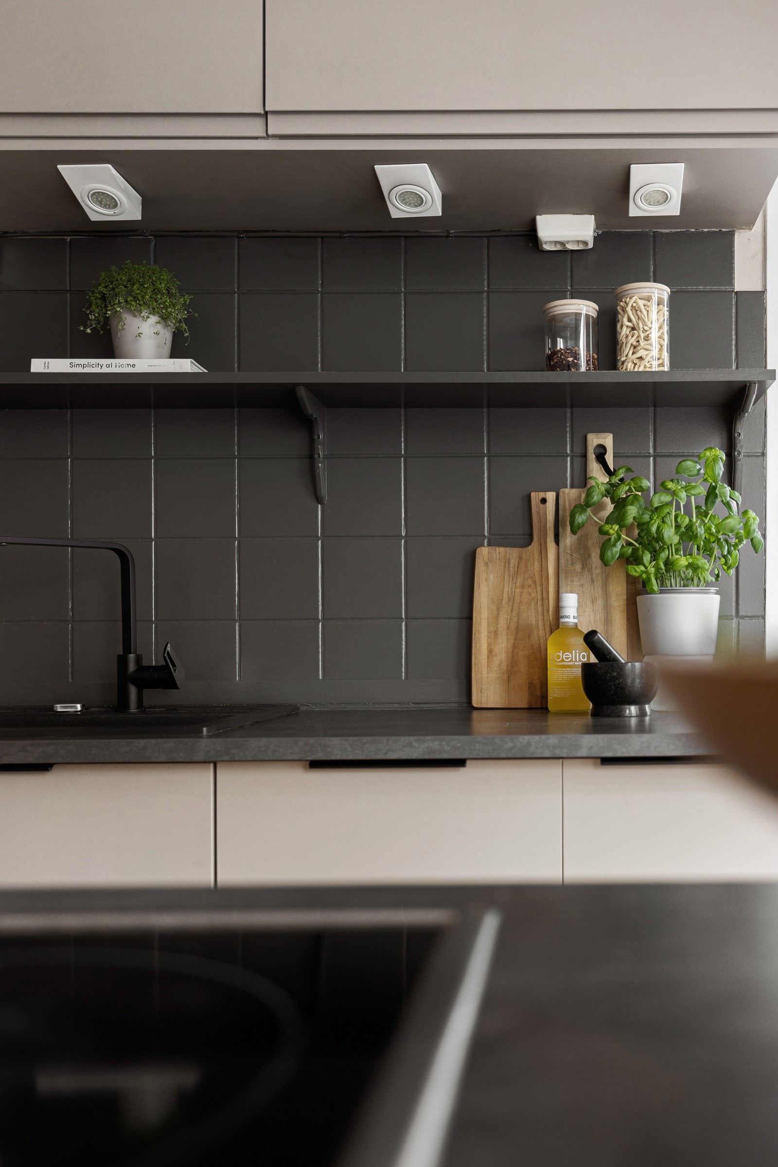 Praktisk kjøkkenøy med platetopp og oppbevaring. Galleribilde