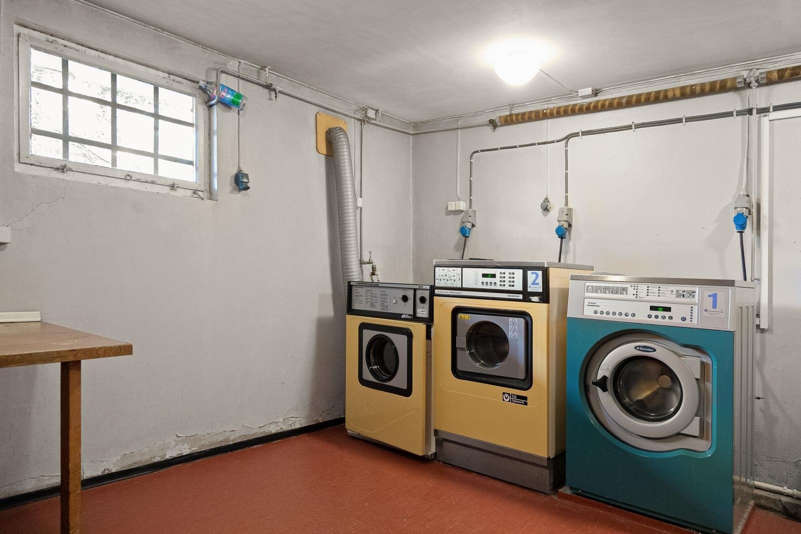 Det er felles vaskeri og tørkerom i kjeller. Galleribilde
