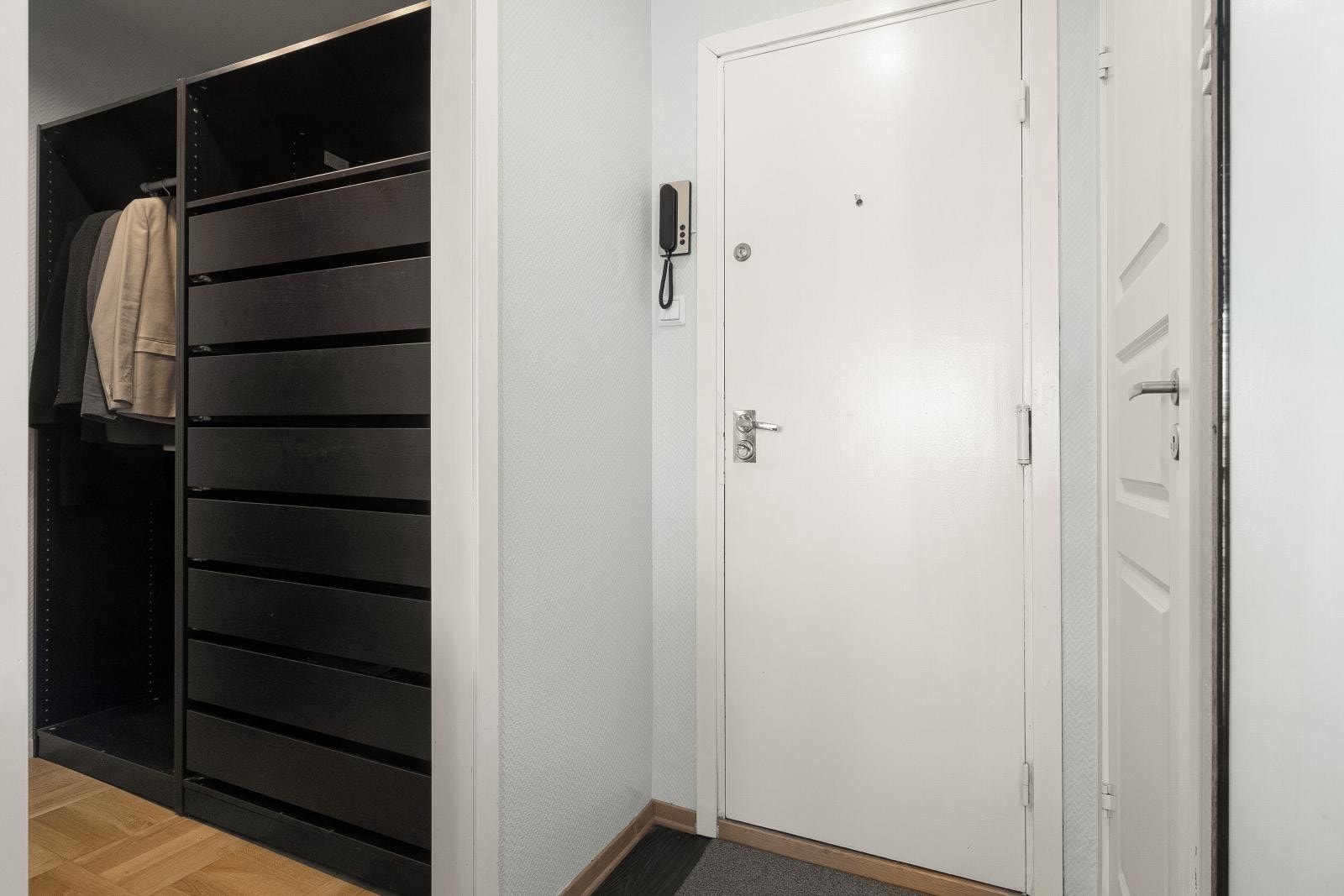 Leiligheten har en hyggelig entré. Galleribilde