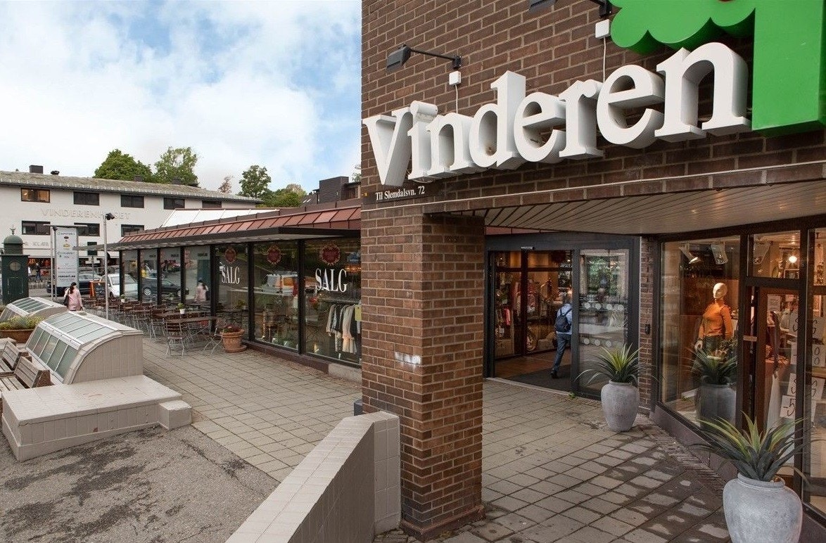 Det er et svært godt og hyggelig servicetilbud på Vinderen med blant annet klesbutikker, bokhandel, Jernia, apotek, tannlege- og legekontor, fiskebutikk, vinmonopol, parfymerier, Coop Mega og Rema 1000. Galleribilde