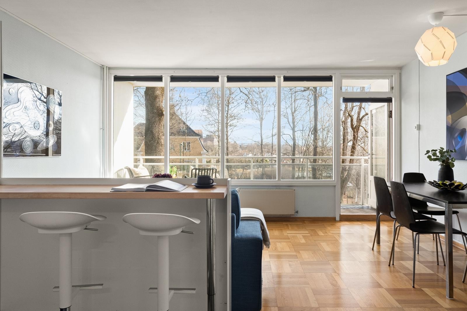 I stuen er det null gjenboere og masse naturlig lys. Galleribilde