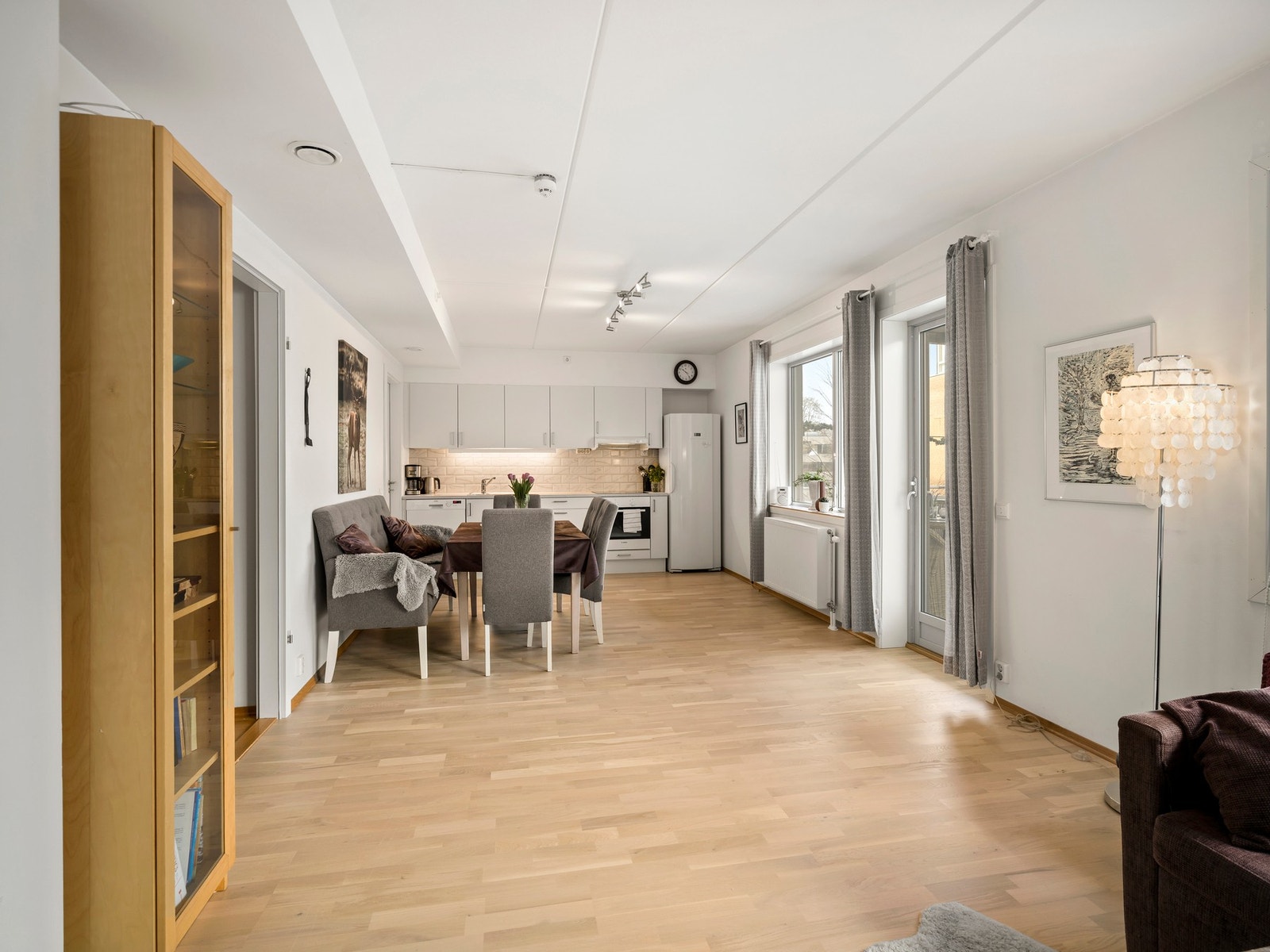 Stor stue med plass til mange møbler Galleribilde