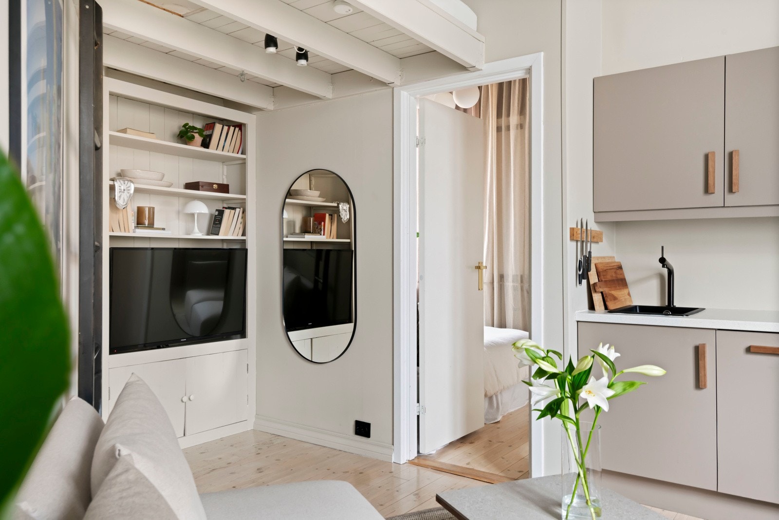 Det bør nevnes originale tregulv med behagelig gulvvarme, store vindusflater med dype karmer og takhøyde på hele 3,20 meter. Galleribilde