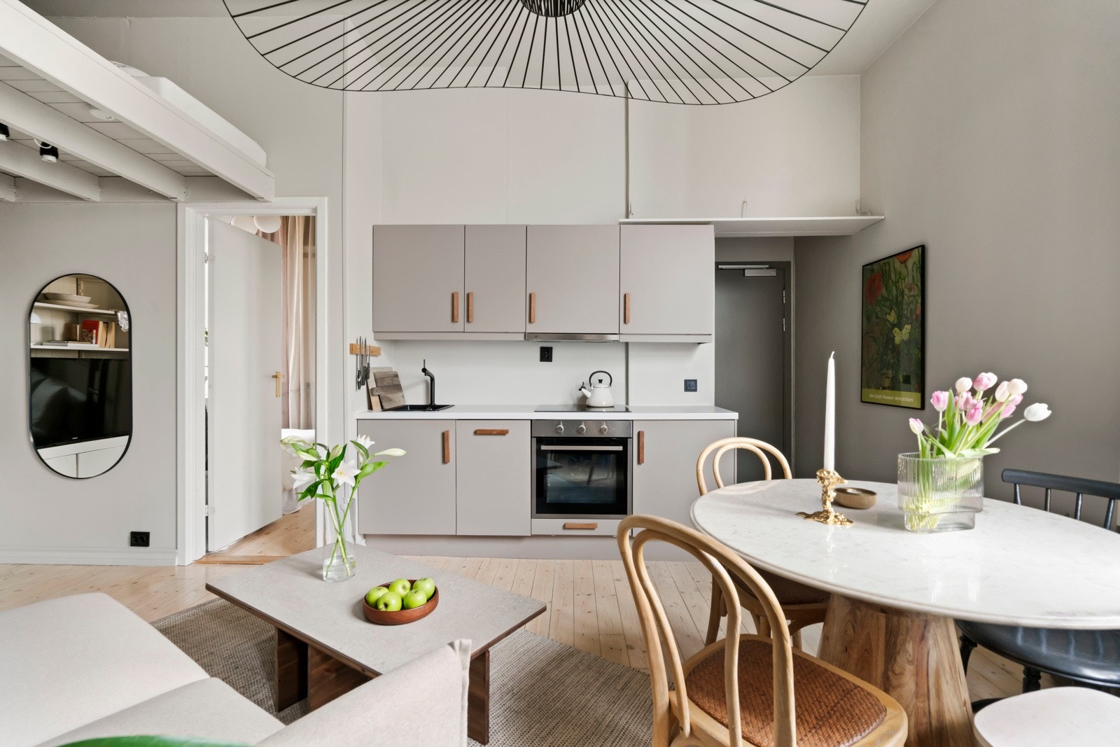 Leiligheten vender mot rolig bakgård, og ligger høyt og fint til i en klassisk bygård fra 1892 med god vedlikeholdshistorikk. Galleribilde