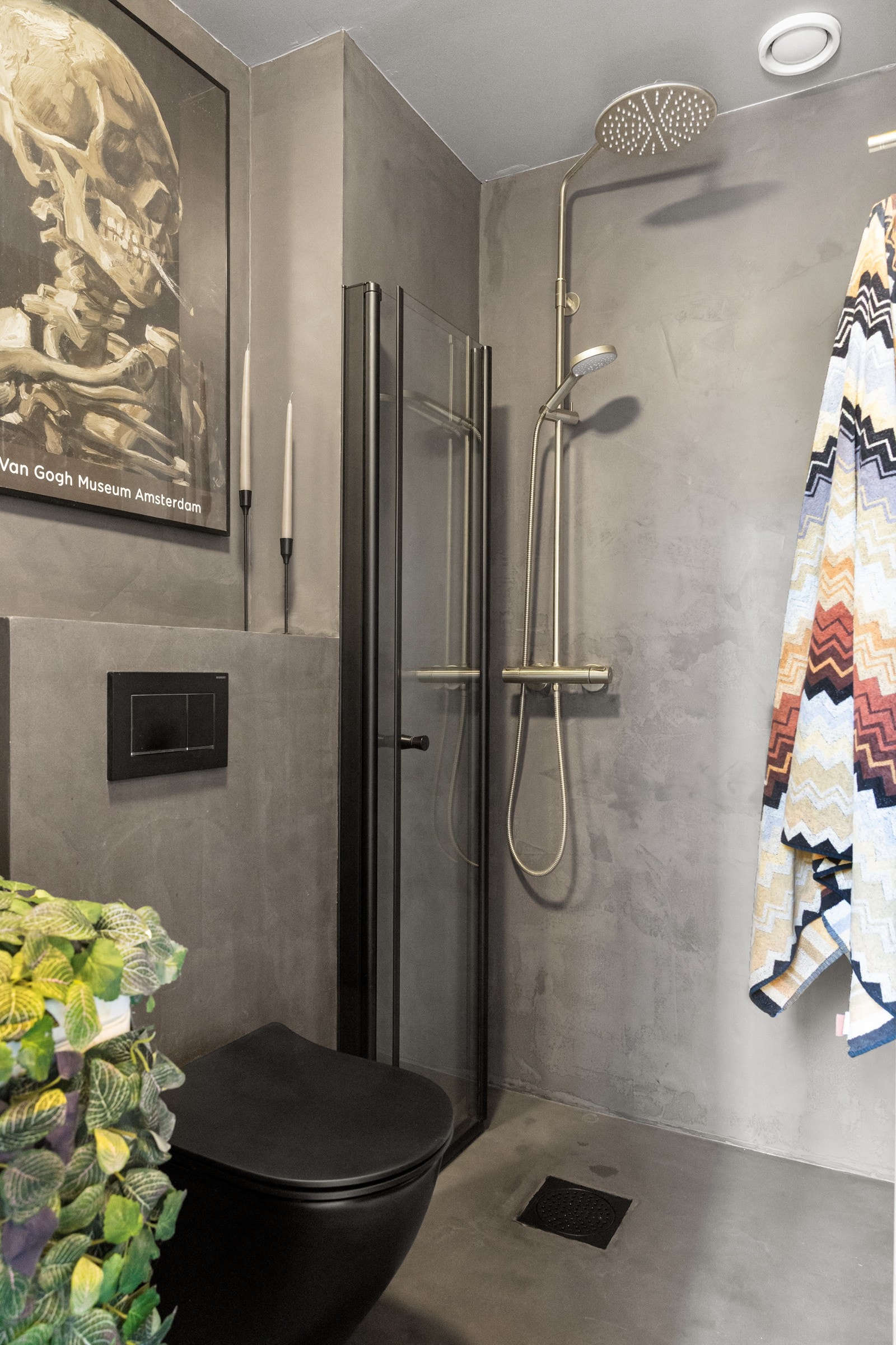 Delikat baderom delvis oppusset i 2021 med opplegg for vaskemaskin. Galleribilde