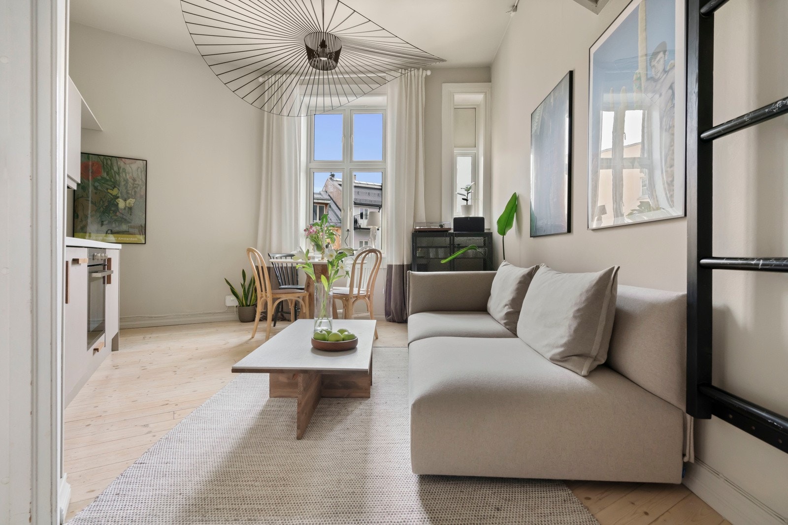 I stuen er det plass til sofagruppe med plassbygde hylleløsninger til tv og spisebord til flere gjester. Galleribilde