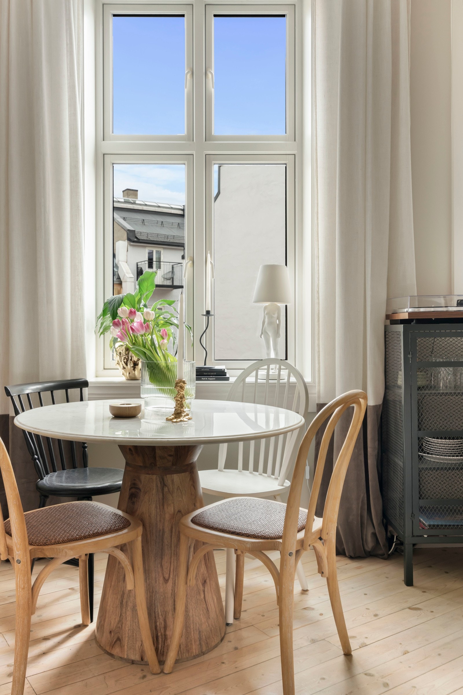 Lave fellesutgifter på kr 3 653,- i mnd inkludert varmtvann, bredbånd, vaktmester mm. Galleribilde