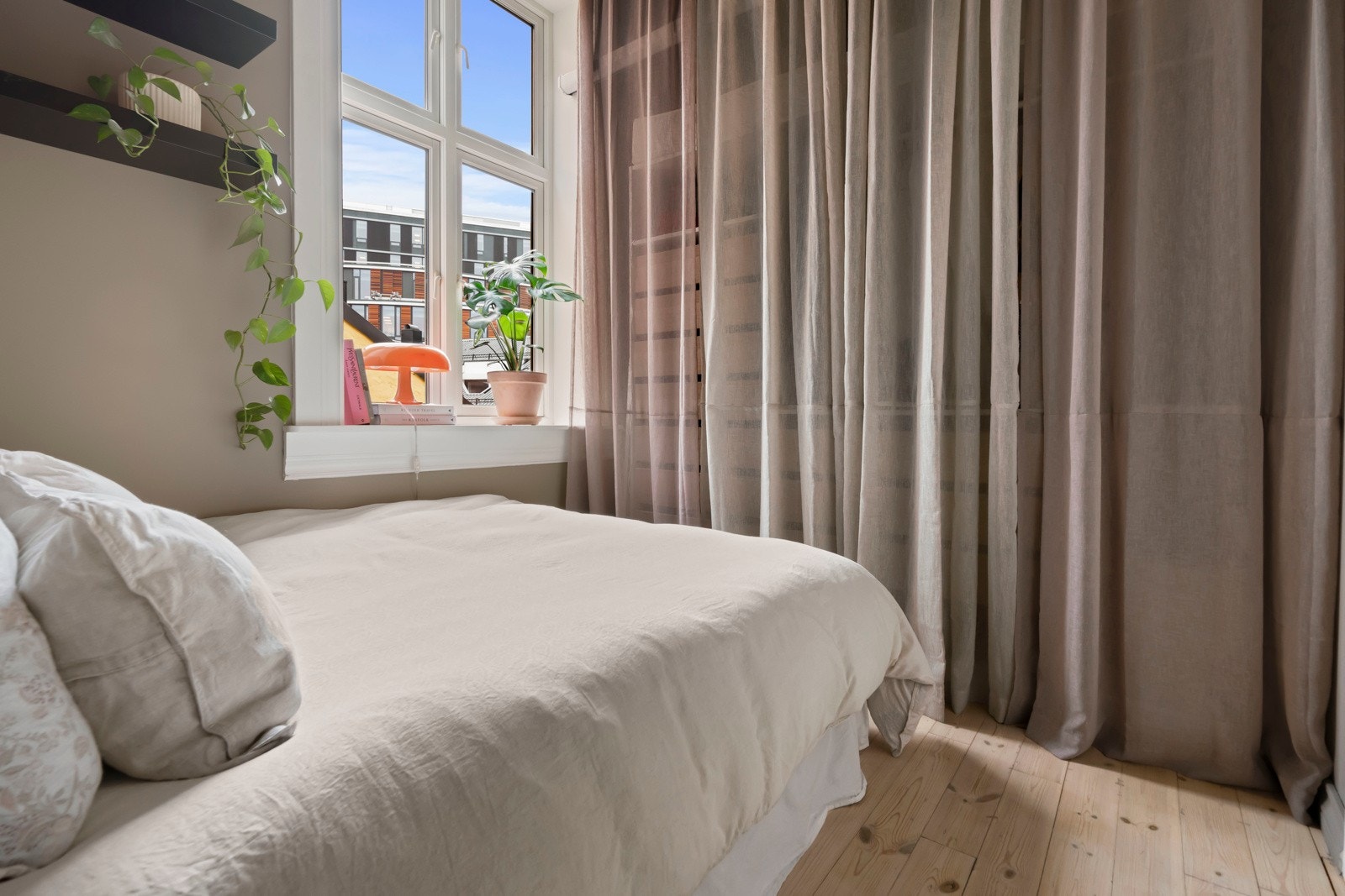 Her er det god plass til seng og plassbygd garderobeskap med estetiske løsninger. Galleribilde