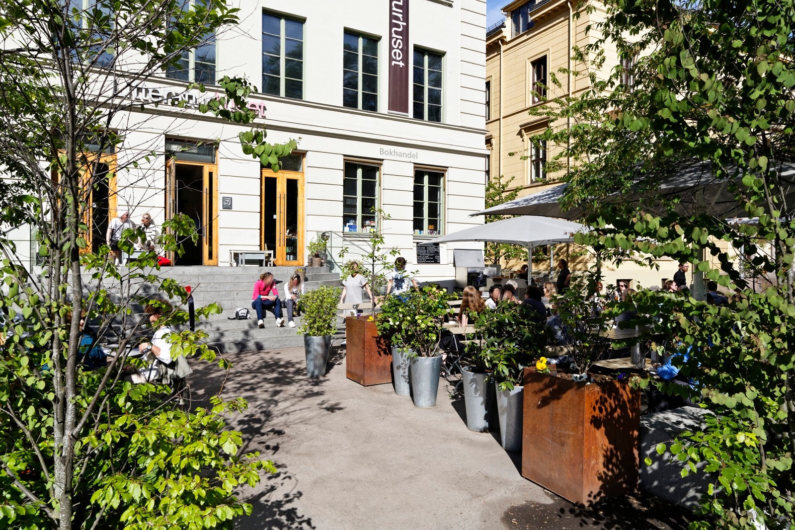 Nærliggende gater kan tilby kafeer, restauranter, vinmonopol, apotek, og diverse frisører. Galleribilde