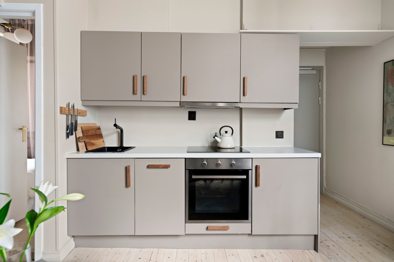 Her bys det på en moderne standard med blant annet nyere og moderne kjøkkeninnredning fra 2022. Galleribilde