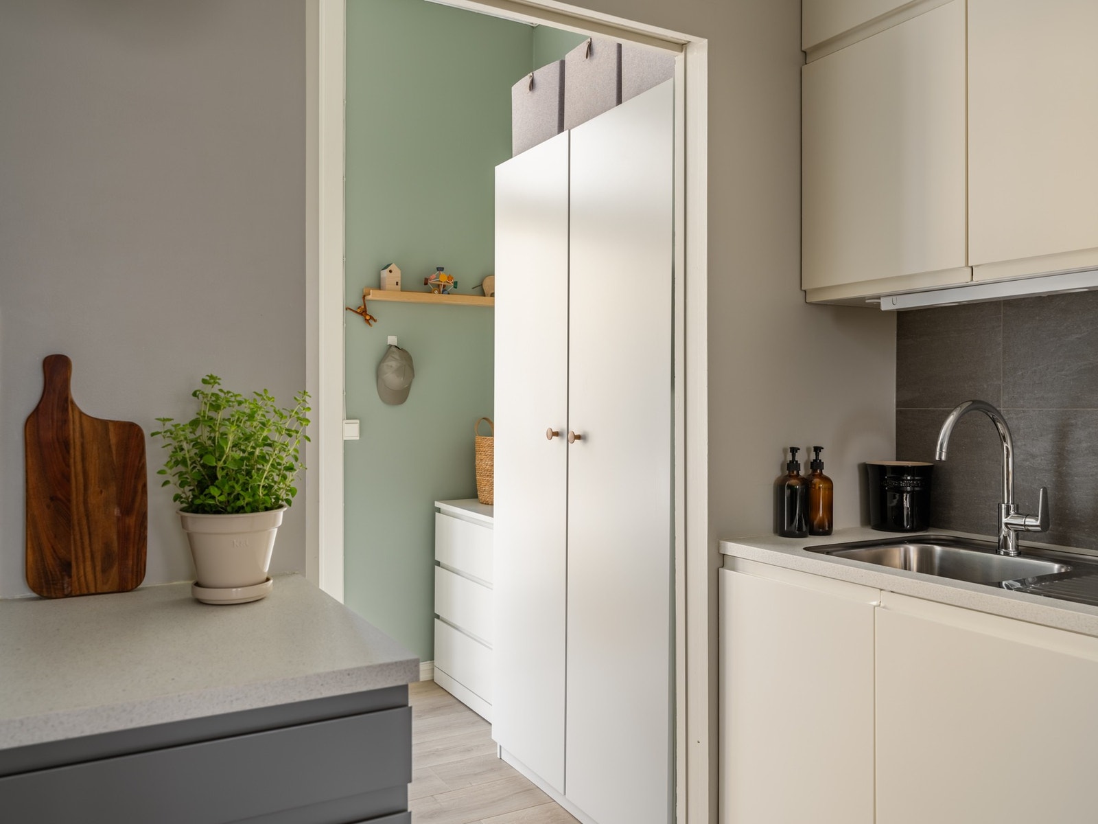 Innenfor kjøkkenet ligger soverom 2. Galleribilde