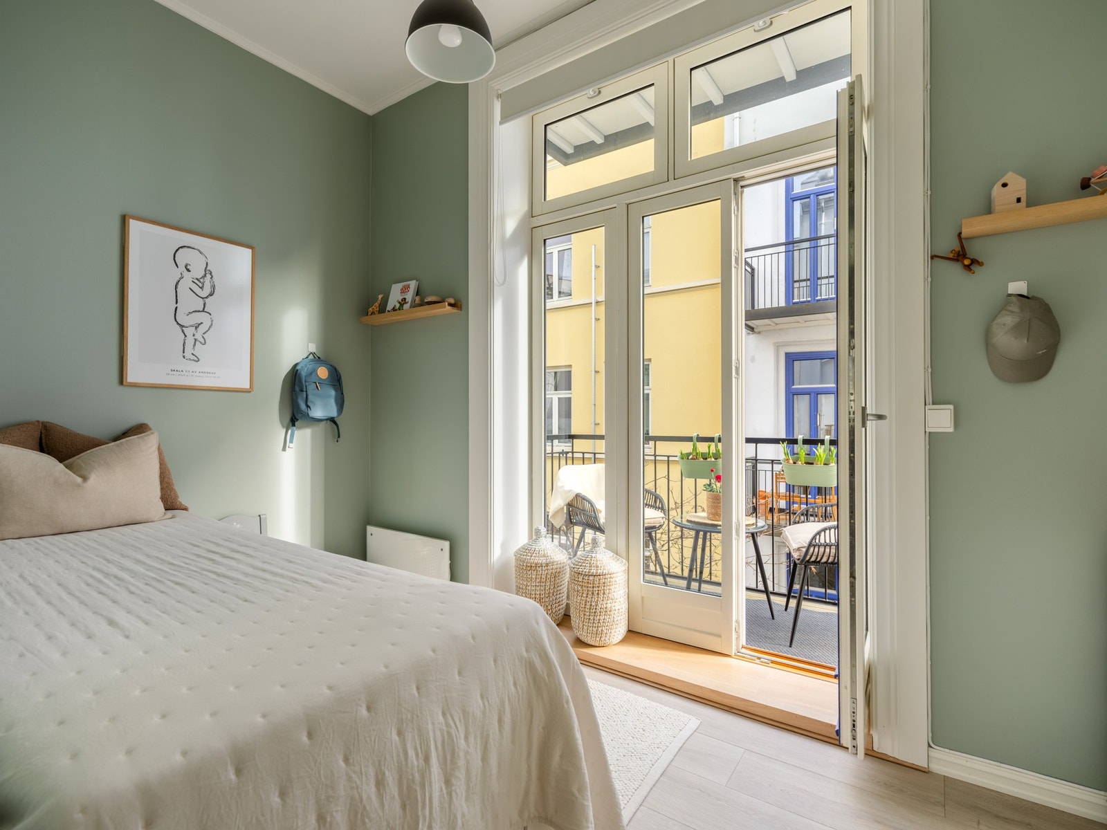 Dette er et deilig og luftig rom, som også har en fin balkong. Galleribilde