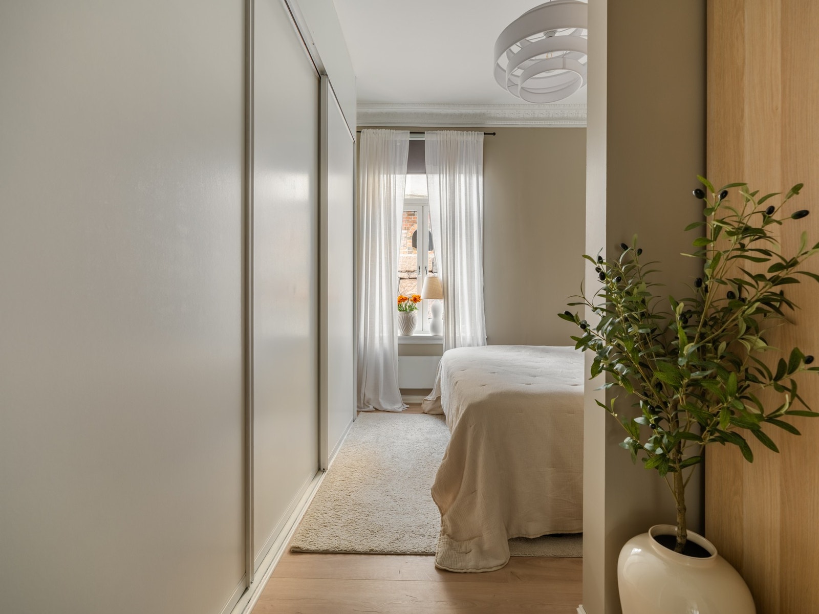 Rommet har også en diger garderobe. Galleribilde