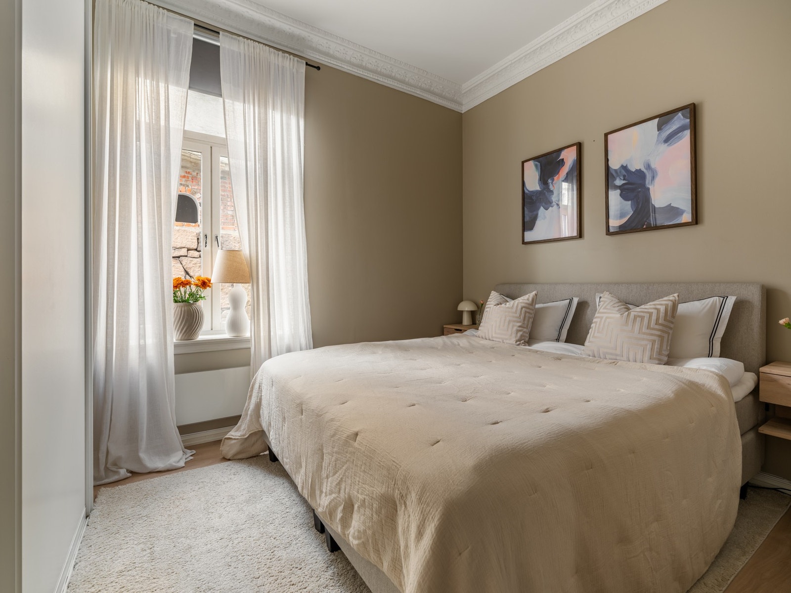 Nå gjør vi et lite hopp inn på hovedsoverommet. Et stort, deilig rom med rolige omgivelser. Galleribilde