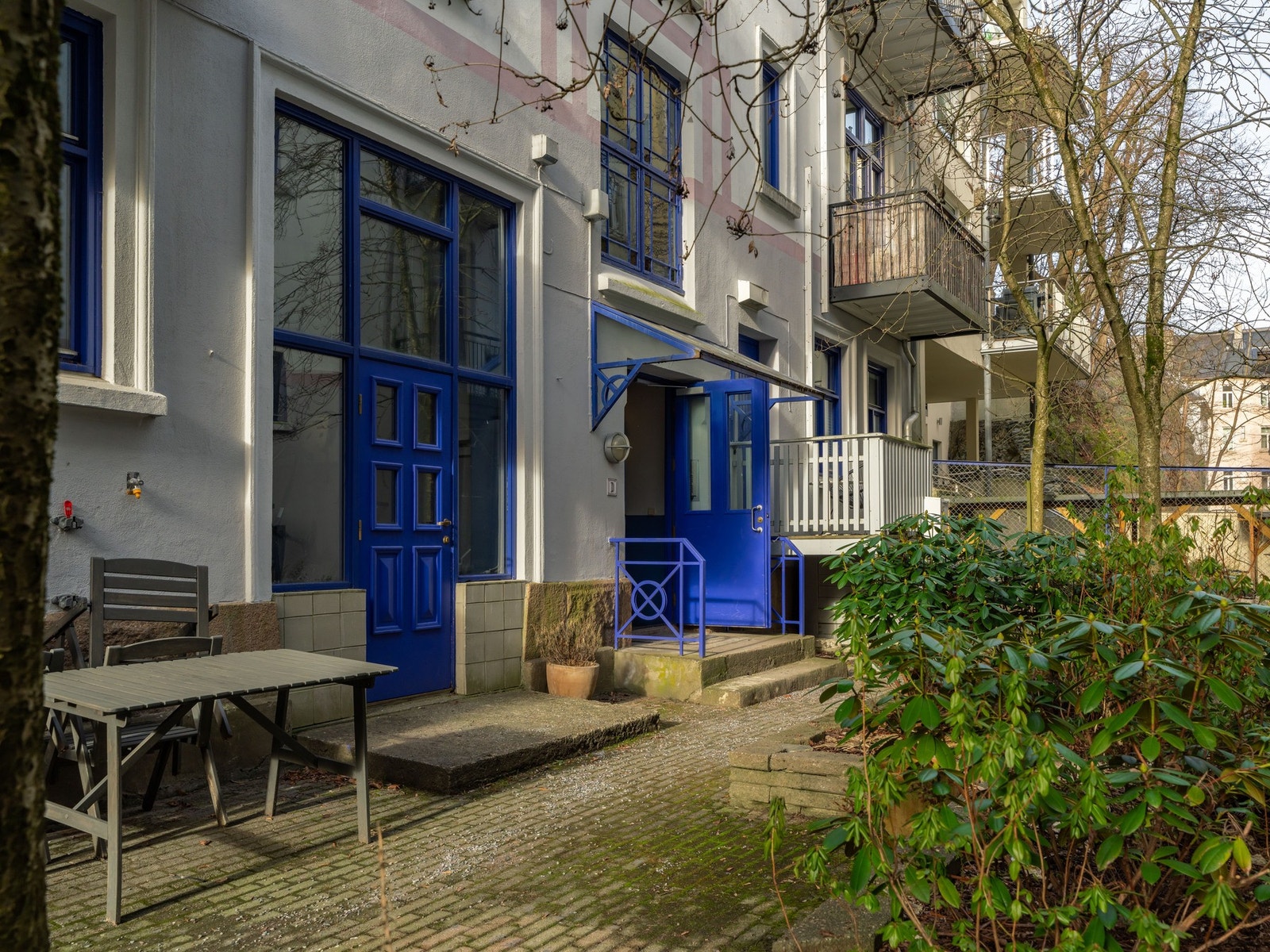 Bakgården er koselig og pent opparbeidet. Galleribilde