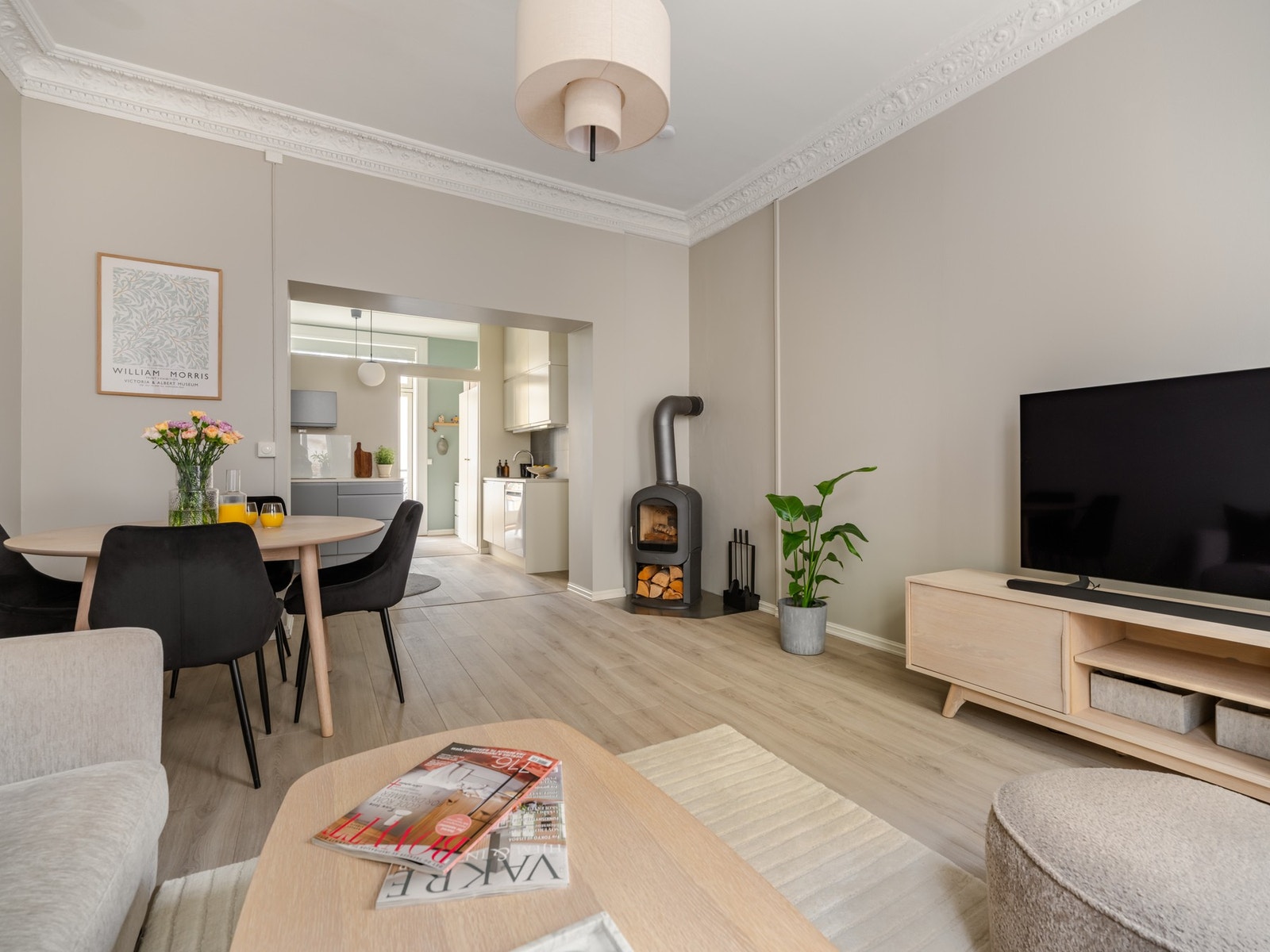 Det er god plass til både sofadel og spisestue. Galleribilde