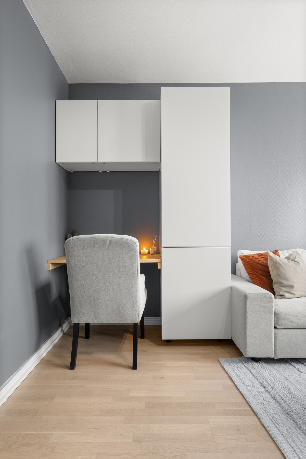 Praktiske løsninger med både kontornisje samt sovealkove. Galleribilde