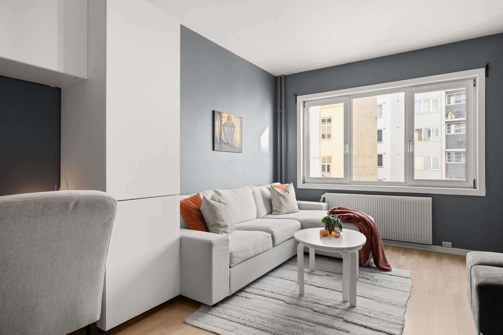 Store vindusflater som slipper inn naturlig lys. Galleribilde