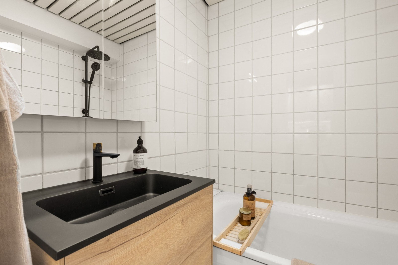 Pent baderom med ny servant fra 2023. Galleribilde