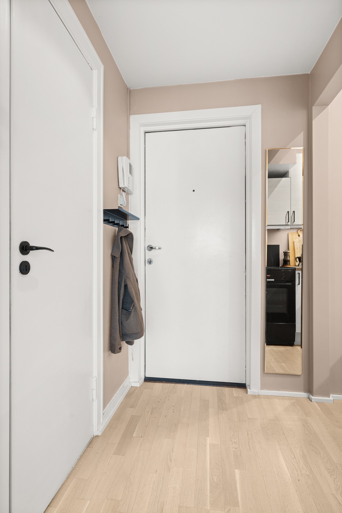 Du blir ønsket velkommen inn i en lys entré med plass til oppheng av yttertøy og oppbevaring av sko. Galleribilde