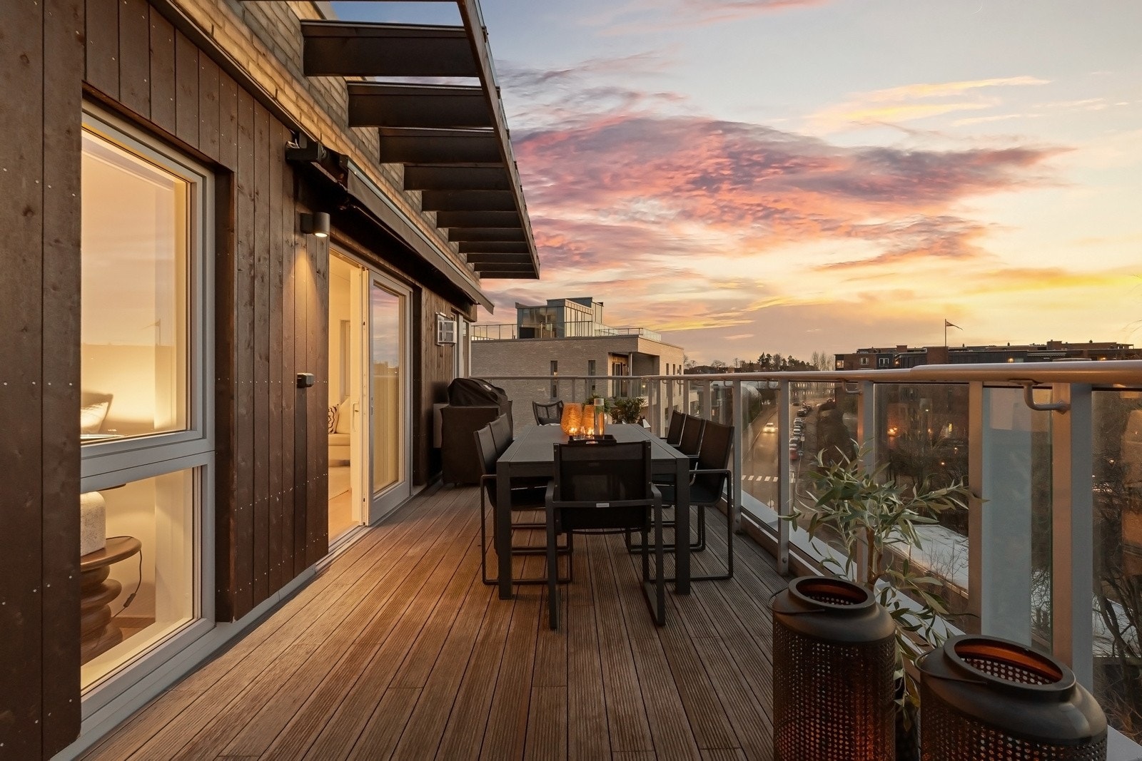 Fantastisk terrasse på hele 46 m² som strekker seg langs hele leiligheten; med himmelen som lerret. Galleribilde