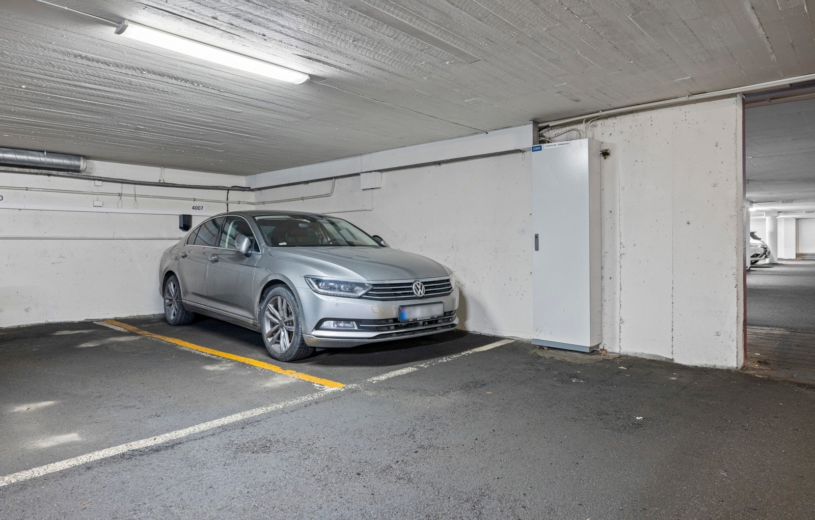Det er parkering på tilhørende garasjeplass med elbillader Galleribilde