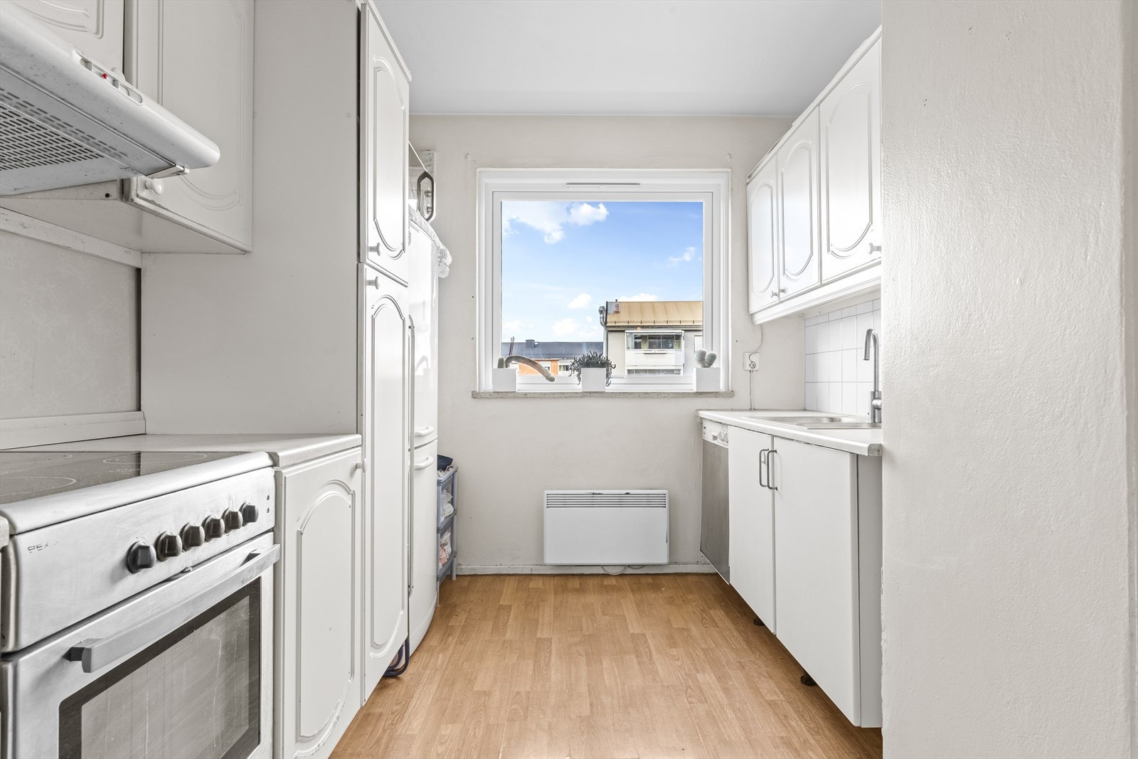 Kjøkkenet har naturlig lysinnslipp fra stort vindu med fint utsyn. Galleribilde