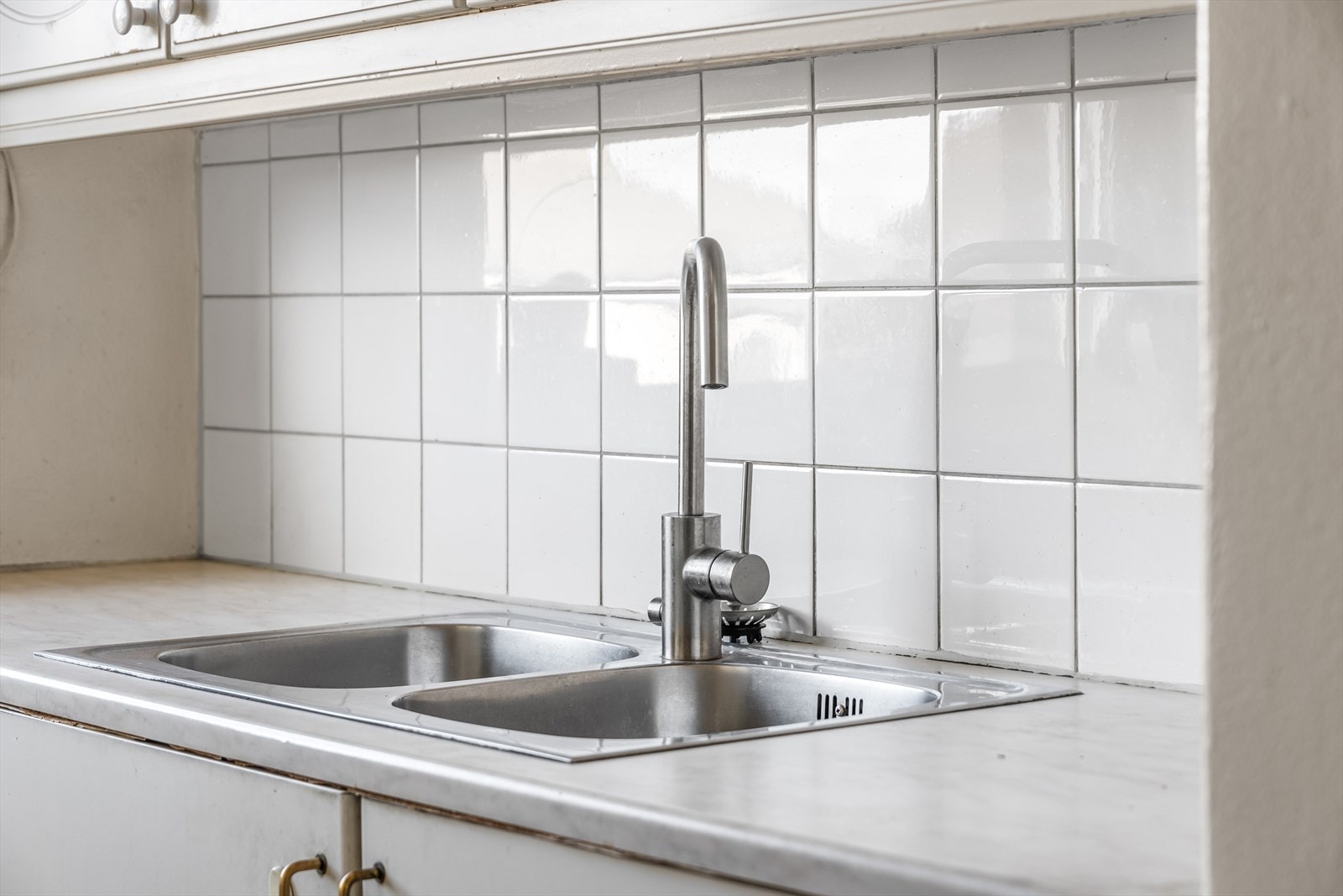 Kjøkkenet har innredning med profilerte fronter og laminat benkeplate. Det er kjøl/fryseskap, oppvaskmaskin, micro, 2 frysebokser og komfyr samt frittstående hvitevarer. Galleribilde