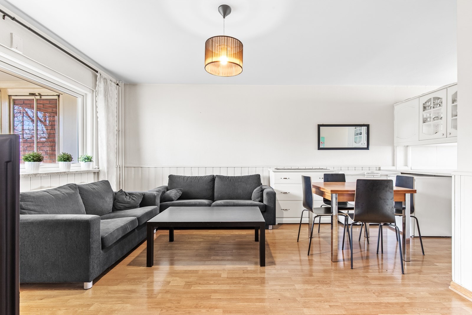 Stuens møbleringsvennlige areal gir plass til møblering i flere soner. Galleribilde