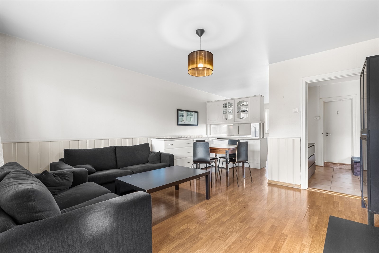 Stuen har laminat på gulvet, listefri himling og lysmalte vegger. Galleribilde