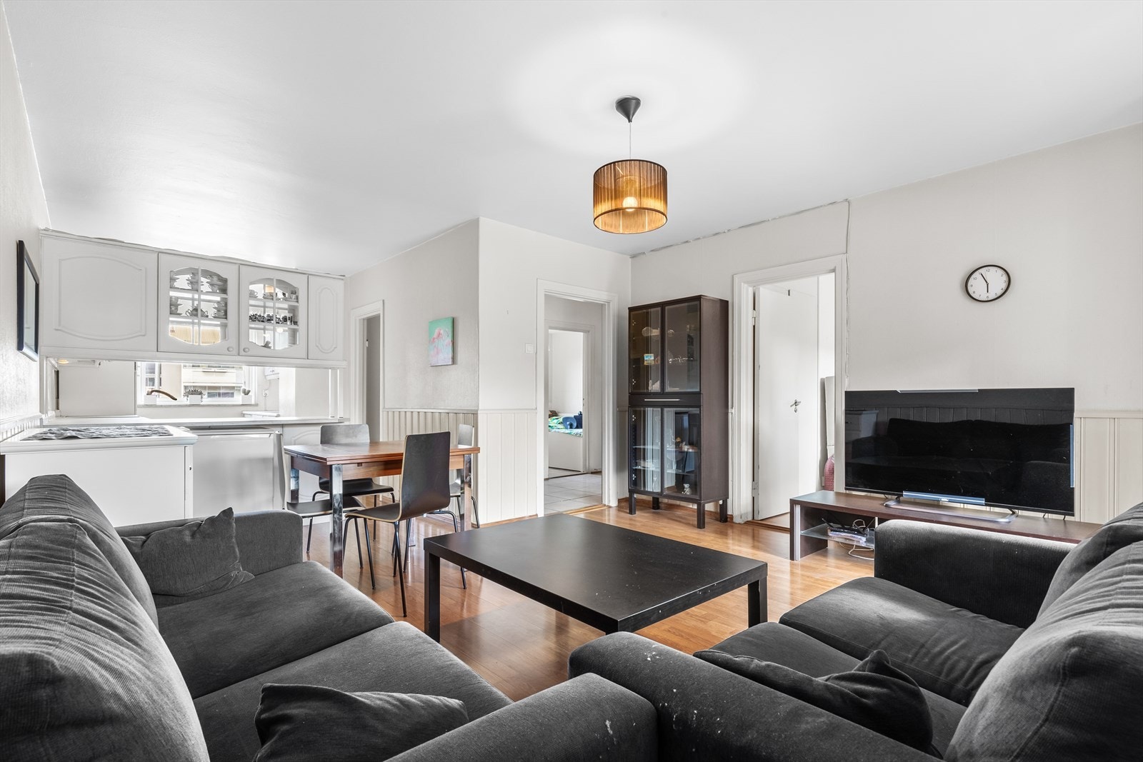 Stuen har et møbleringsvennlig areal med god plass til spisestue ved åpningen til kjøkkenet. Galleribilde