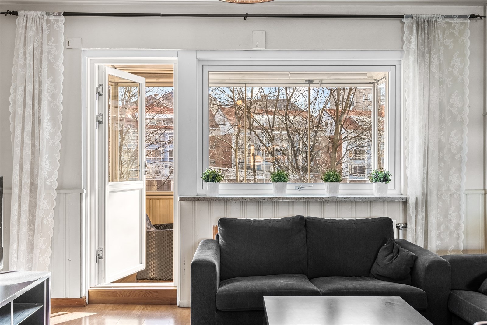 Fra stuen har du utgang til en sydvenst innglasset balkong. Galleribilde