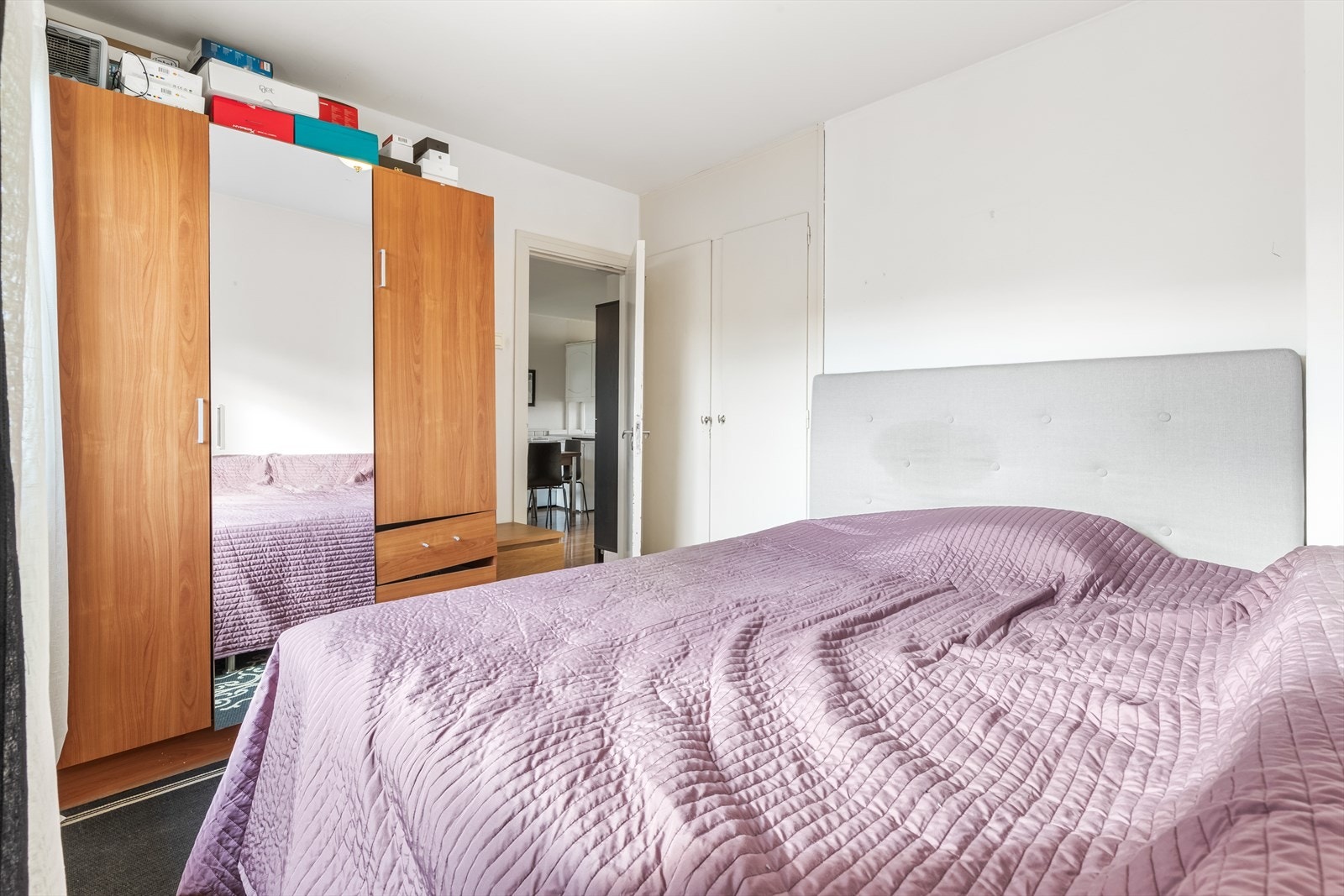 Hovedsoverommet har massevis av oppbevaringsplass i garderobeskap og innebygd skap. Galleribilde