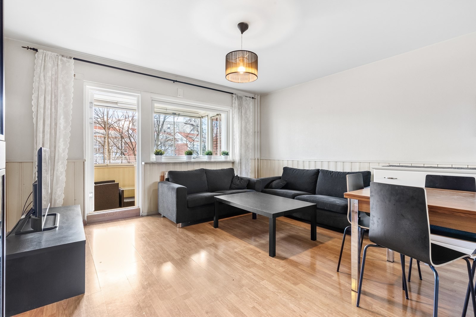 Den romslige stuen får dagslys gjennom flere vindusflater og er et sosialt allrom med alle forutsetninger for trivsel. Galleribilde