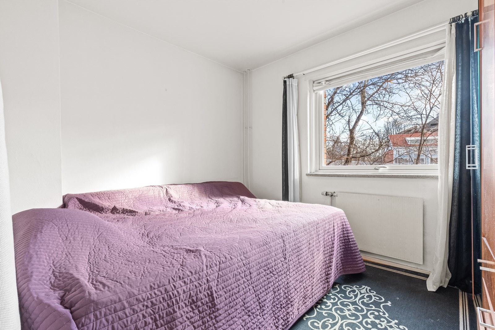 Hovedsoverommet er lyst med plass til dobbeltseng. Mye innslipp fra vinduet. Galleribilde