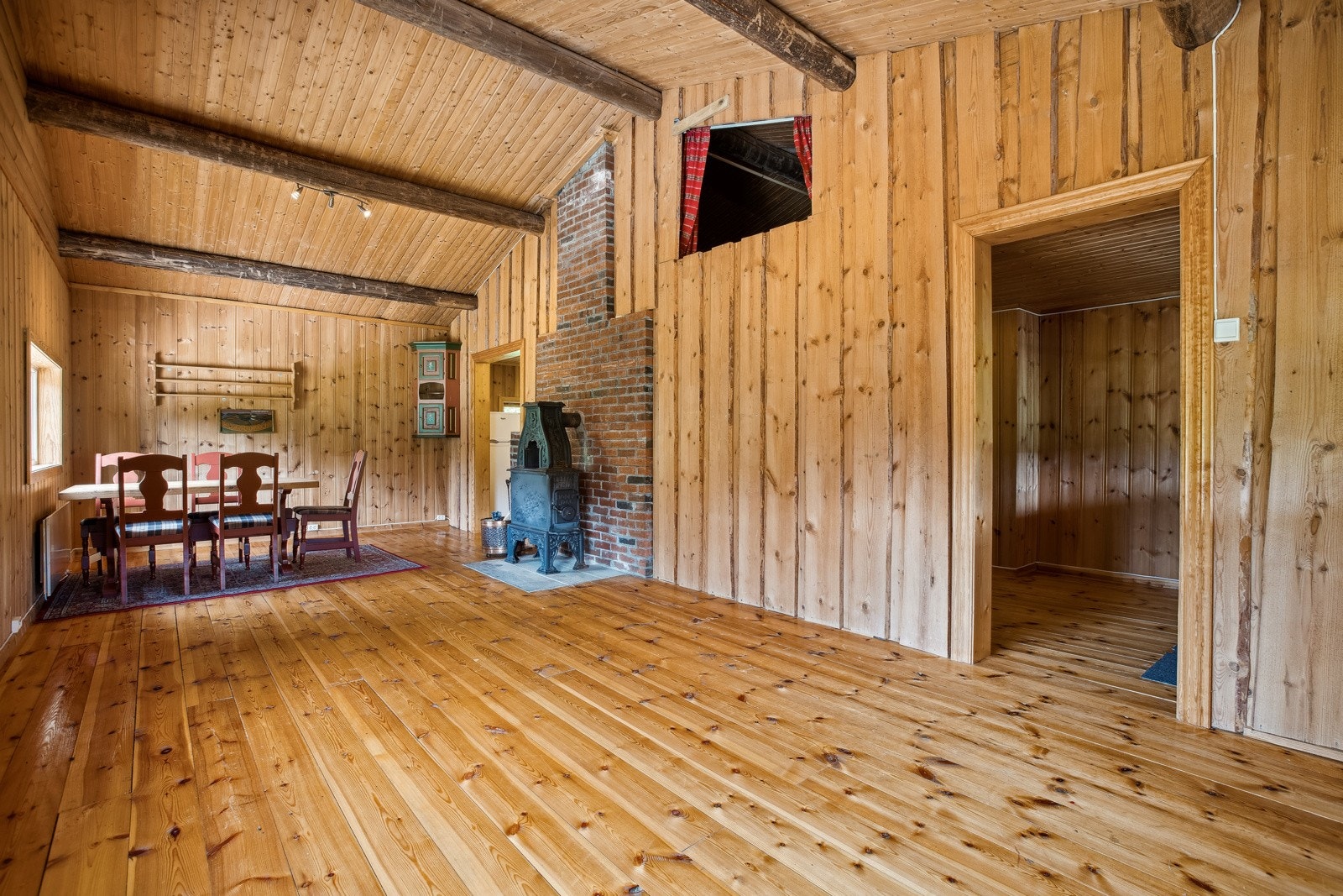 Det er god plass til både sofagruppe og spisestue. Galleribilde